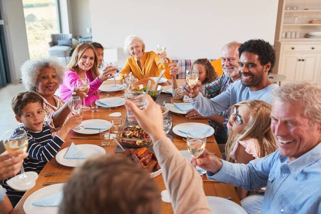IMAGO Creative: Gesellschaft, Integration zuhause,familie,anstoßen,generationen,häusliches leben,zu hause,familien,anstossen,prosit,prost,prosten,zuprosten,altersunterschied,generation *** home,family,toast,generations,homes,families,toasts,generation mmq-108q ,model released, Symbolfoto