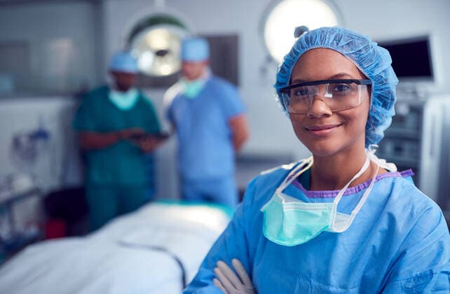 chirurgin,anästhesistin,ota,chirurg,chirurgen,chirurgie,chirurginnen,ärzte,anästhesie,anästhesist *** surgeon,anaesthetist,surgeons,anaesthetists mmq-10xm ,model released, Symbolfoto