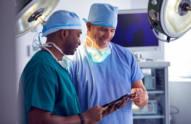 besprechung,chirurg,anästhesist,besprechen,besprechungen,arzt,chirurgen,chirurgie,chirurgin,chirurginnen,ärzte,anästhesie,anästhesistin *** meeting,surgeon,anaesthetist,feedback,surgeons,anaesthetists mmq-10xo ,model released, Symbolfoto