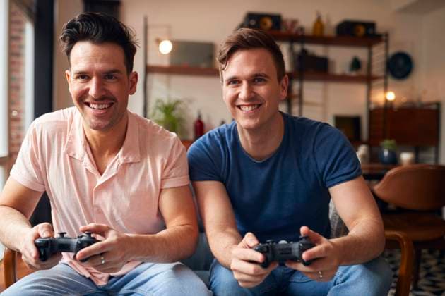 zuhause,zocken,freunde,konsolenspiel,häusliches leben,zu hause,befreundet,freund,freundschaft,konsole,konsolenspiele,spielekonsole,spielkonsole,videospiel *** home,gambling,friends,computer game,homes,friend,computer games mmq-11bg ,model released, Symbolfoto