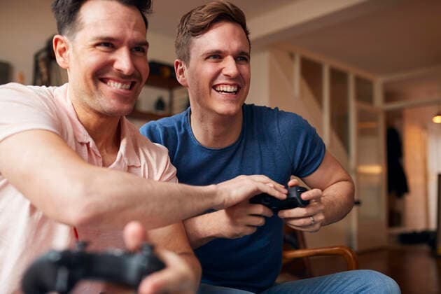 IMAGO Creative, Lifestyle, Gaming zuhause,zocken,freunde,konsolenspiel,häusliches leben,zu hause,befreundet,freund,freundschaft,konsole,konsolenspiele,spielekonsole,spielkonsole,videospiel *** home,gambling,friends,computer game,homes,friend,computer games mmq-11bh ,model released, Symbolfoto