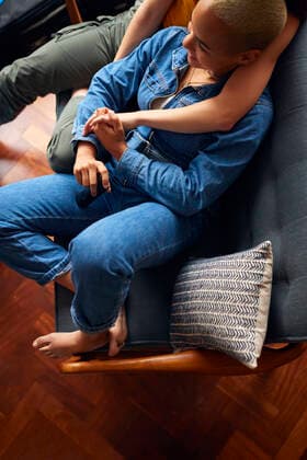 IMAGO Creative: Jahreszeit Winter, Couching paar,zuhause,sofa,entspannt,homonym,paare,pärchen,häusliches leben,zu hause,couch,diwan,sofas,gelassen,gelassenheit *** couple,home,sofa,relaxed,pairs,homes,couch,relax,relaxation mmq-11bl ,model released, Symbolfoto