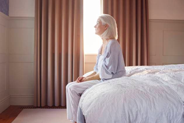 seniorin,traurig,einsam,schlafzimmer,senior,senioren,seniorinnen,betrübt,traurigkeit,allein,einsamkeit,schlafraum *** senior,sad,lonely,bedroom,elderly,old,seniors,sads,lonelies,bedrooms mmq-11l8 ,model released, Symbolfoto