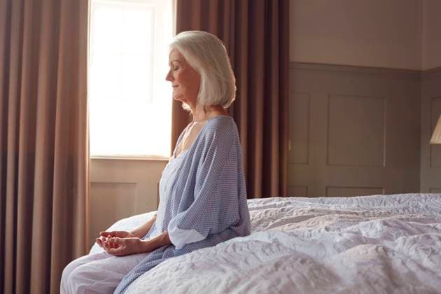 IMAGO Creative: Gesundheit, Stille seniorin,ruhe,meditation,achtsamkeit,morgenroutine,senior,senioren,seniorinnen,ruhig,still,stille,meditieren *** senior,calm,meditating,mindfulness,elderly,old,seniors,quiet,silent,tranquil,meditation mmq-11ld ,model released, Symbolfoto