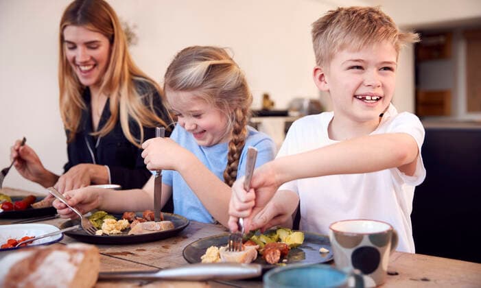 IMAGO Creative, Ostern, Bräuche, Osterbrunch essen,familie,familienleben,brunch,homonym,isst,nahrungsaufnahme,familien *** eating,family,family life,brunch,eat,families,family lifes,brunchs mmq-11oo ,model released, Symbolfoto