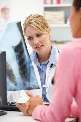 röntgenbild,ärztin,diagnose,röntgenaufnahme,röntgenaufnahmen,röntgenbilder,ärztinnen,befund,befunde,diagnosen,diagnostik *** x ray,doctor,diagnosis,radiology,x-rays,xray,xrays,doctors mmq-ii8 ,model released, Symbolfoto