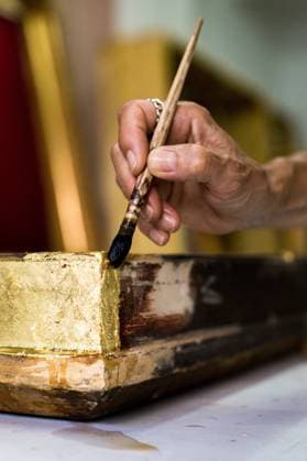 Paris Flea Market Saint-Ouen, France on July 20th 2021. Isabelle Autour, gilding restorer, putting gold leaf on a wooden frame in her workshop on rue des rosier in the heart of the Puces. Paris Seine Saint-Denis France fohlen-parisfle210720_npGxJ  Copyright: xEmericxFohlenx
