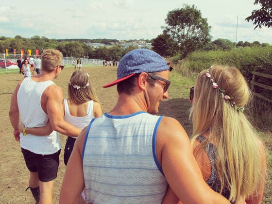 IMAGO Creative: Jahreszeit Sommer, Festivals liebespaar,freunde,festivalbesucher,liebespaare,liebespärchen,paar,paare,pärchen,befreundet,freund,freundschaft,festivalbesucherinnen