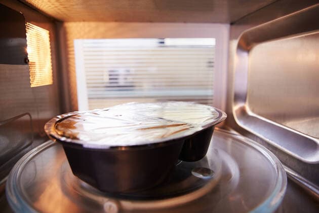 IMAGO Creative: Haushaltsgeräte - Mikrowelle ungesunde ernährung,fertiggericht,mikrowelle,ernährung,ungesund,fertiggerichte *** unhealthy,convenience food,microwave,unhealthies,convenience foods,microwaves mmq-or4