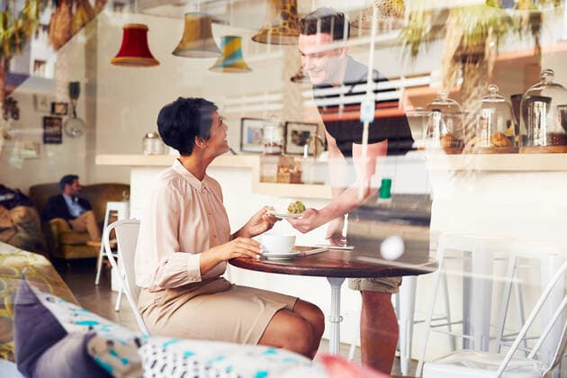 geschäftsfrau,mittagspause,bistro,kellner,businessfrau,businessfrauen,geschäftsfrauen,karrierefrau,karrierefrauen,managerin,managerinnen,unternehmerin,unternehmerinnen,pause,pausen,bedienung,ober *** business woman,lunch break,bistro,waiter,boss,business women,executive,executives,leader,leaders,manager,lunch,lunch breaks,lunch time,bistros,waiters mmq-ovg ,model released, Symbolfoto