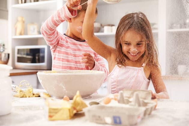 IMAGO Creative: Jahreszeit Winter, Fantasievoll drinnen spielen kind,backen,geschwister,kids,kinder,backe,homonym *** child,baking,siblings,children,childs,kid,kids mmq-par ,model released, Symbolfoto