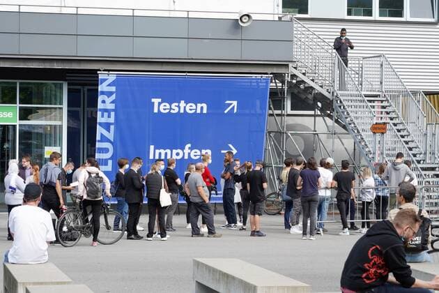 Foto Manuel Geisser 17.09.2021 Covit-19 Corona. Bild: Grossandrang am Impfen unt Test Center Luzern Schweiz