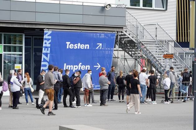 Foto Manuel Geisser 17.09.2021 Covit-19 Corona. Bild: Grossandrang am Impfen unt Test Center Luzern Schweiz