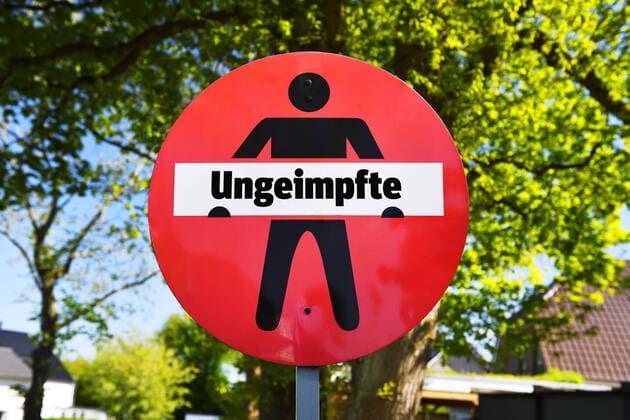 FOTOMONTAGE, Durchgangsverbotsschild mit Aufschrift Ungeimpfte