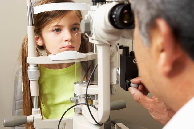 kind,sehtestgerät,kids,kinder *** child,eye test equipment,children,childs,kid,kids,eye test equipments mmq-rha ,model released, Symbolfoto