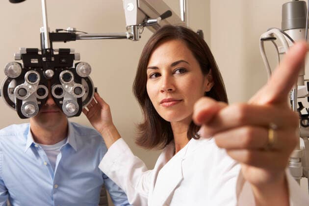 messbrille,sehtestgerät,augenärztin,messbrillen,sehtestbrille,sehtestbrillen,augenarzt,augenärztinnen,ärztin,ärztinnen *** eye exam,eye test equipment,doctor,eye exams,eye test equipments,doctors mmq-rhe ,model released, Symbolfoto