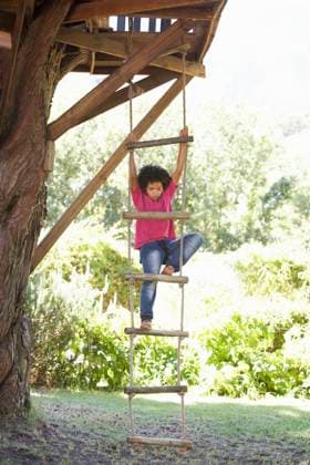 IMAGO Creative, Leben im Bamhaus klettern,kindheit,strickleiter,kinderzeit,strickleitern *** climbing,childhood,rope ladder,childhoods,children,kid,kids,rope ladders mmq-rmi ,model released, Symbolfoto