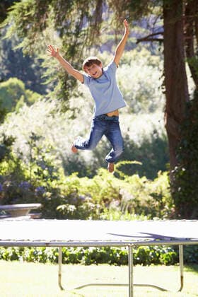 junge,kindheit,trampolin,jungen,kinderzeit *** boy,childhood,trampoline,boys,childhoods,children,kid,kids,trampolines mmq-rn2 ,model released, Symbolfoto