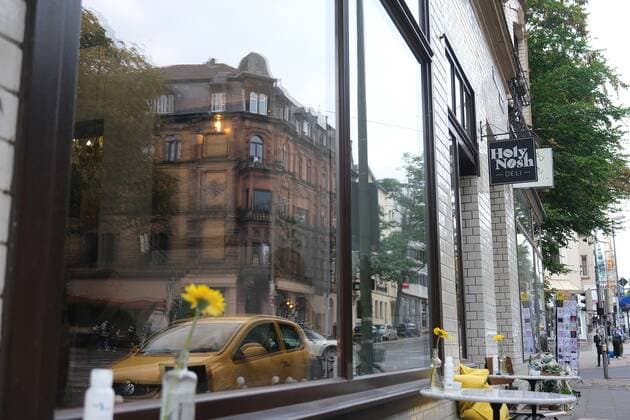 17.09.2021xkhx Kassel, Friedrich-Ebert-Str Torwart Silvio Heinevetter (12, MT Melsungen) wird ab 1. 10.2021 das Cafe Holy Nosh Deli in Kassel mit dem Kasseler Gastronomen Yannick Klütsch (Sudhaus) übernehmen. Bild zeigt das Holy Nosh Deli in Kassel