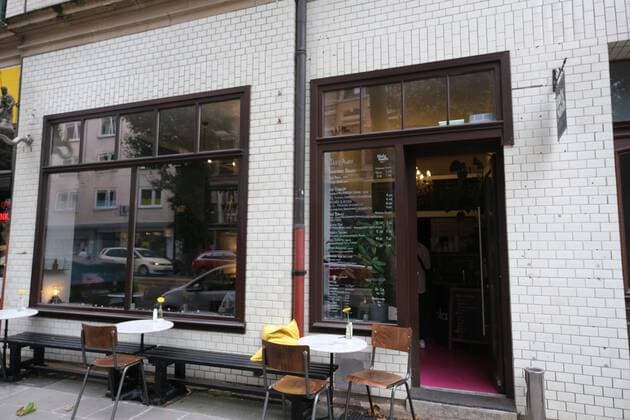 17.09.2021xkhx Kassel, Friedrich-Ebert-Str Torwart Silvio Heinevetter (12, MT Melsungen) wird ab 1. 10.2021 das Cafe Holy Nosh Deli in Kassel mit dem Kasseler Gastronomen Yannick Klütsch (Sudhaus) übernehmen. Bild zeigt das Holy Nosh Deli in Kassel