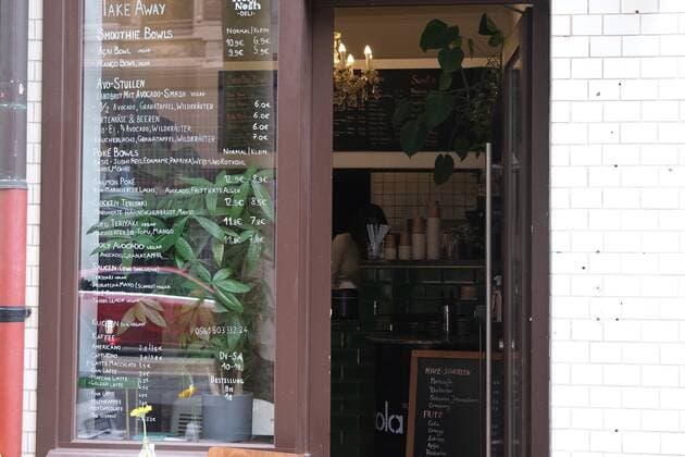 17.09.2021xkhx Kassel, Friedrich-Ebert-Str Torwart Silvio Heinevetter (12, MT Melsungen) wird ab 1. 10.2021 das Cafe Holy Nosh Deli in Kassel mit dem Kasseler Gastronomen Yannick Klütsch (Sudhaus) übernehmen. Bild zeigt das Holy Nosh Deli in Kassel