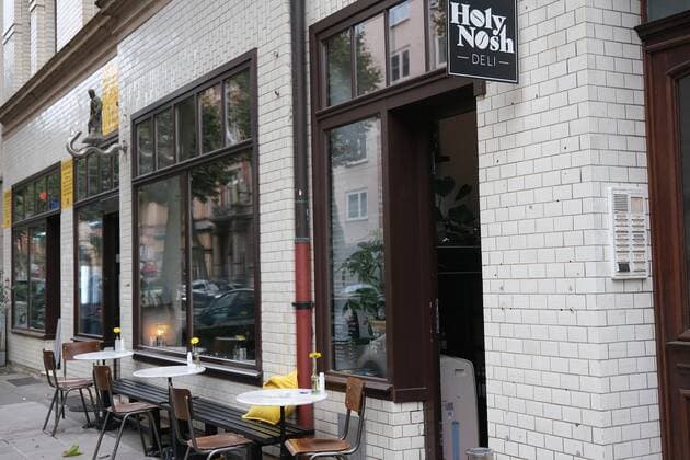 17.09.2021xkhx Kassel, Friedrich-Ebert-Str Torwart Silvio Heinevetter (12, MT Melsungen) wird ab 1. 10.2021 das Cafe Holy Nosh Deli in Kassel mit dem Kasseler Gastronomen Yannick Klütsch (Sudhaus) übernehmen. Bild zeigt das Holy Nosh Deli in Kassel