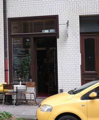 17.09.2021xkhx Kassel, Friedrich-Ebert-Str Torwart Silvio Heinevetter (12, MT Melsungen) wird ab 1. 10.2021 das Cafe Holy Nosh Deli in Kassel mit dem Kasseler Gastronomen Yannick Klütsch (Sudhaus) übernehmen. Bild zeigt das Holy Nosh Deli in Kassel