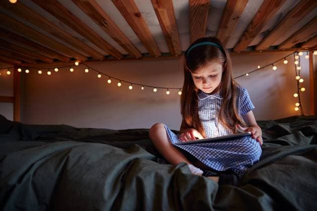 mädchen,lesen,e-book,e-book-reader,e-books,e-reader,ebook,ebooks,lesegerät,lesegeräte *** girl,reading,electronic book,girls,read,reading a book,reading something,to read,electronic books mmq-yn3 ,model released, Symbolfoto