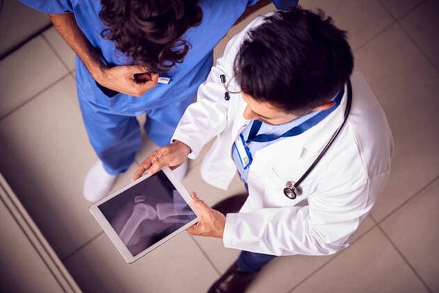 arzt,röntgenbild,beraten,chirurg,doktor,ärzte,röntgenaufnahme,röntgenaufnahmen,röntgenbilder,beratung,chirurgen,chirurgie,chirurgin,chirurginnen *** doctor,x ray,advise,surgeon,doctors,radiology,x-rays,xray,xrays,consulting,feedback,surgeons mmq-yqm ,model released, Symbolfoto