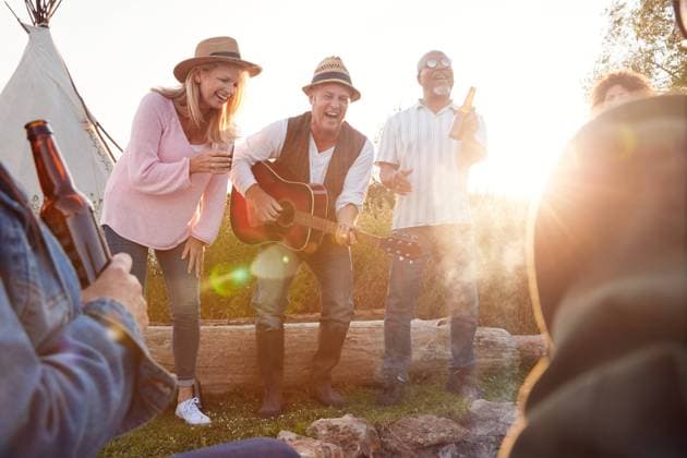 glücklich,spaß,lagerfeuer,freunde,glück,glücklichsein,freude,fröhlich,jux,spass,spaßig,vergnügen,feuer,feuerstelle,feuerstellen,befreundet,freund,freundschaft