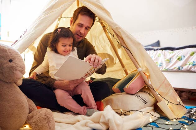 IMAGO Creative: Vaterschaft vater,buch,tochter,geborgen,vorlesen,papa,väter,bücher,töchter,geborgenheit,lesen *** father,book,daughter,feel safe,storytelling,dad,fathers,books,daughters,feel safes mmq-za2 ,model released, Symbolfoto