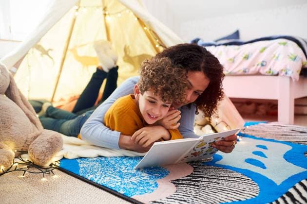 mutter,sohn,geborgen,vorlesen,homonym,mama,mütter,söhne,geborgenheit,lesen *** mother,son,feel safe,storytelling,mom,mothers,mum,sons,feel safes mmq-za3 ,model released, Symbolfoto