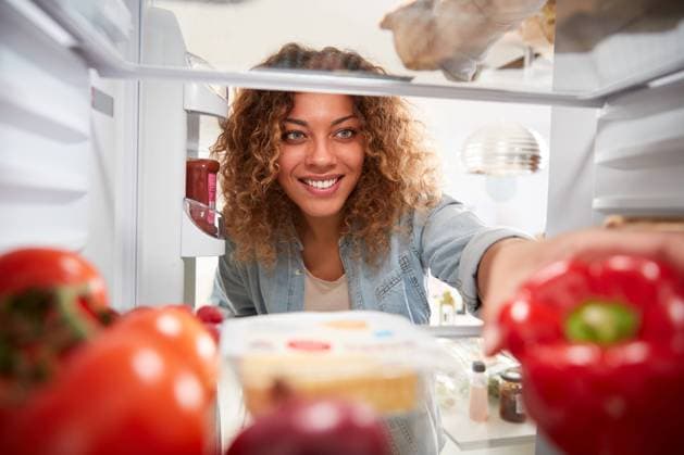 IMAGO Creative: Veganuary, fleischlos leben IMAGO Creative: Haushaltsgeräte - Kühlschrank gesunde ernährung,lebensmittel,geöffnet,kühlschrank,bewusste ernährung,ernährung,nahrung,nahrungsmittel,offen,kühlschränke *** healthy diet,groceries,open,refrigerator,healthy,healthy food,low fat,grocery,opens,fridge,refrigerators mmq-zc6 ,model released, Symbolfoto