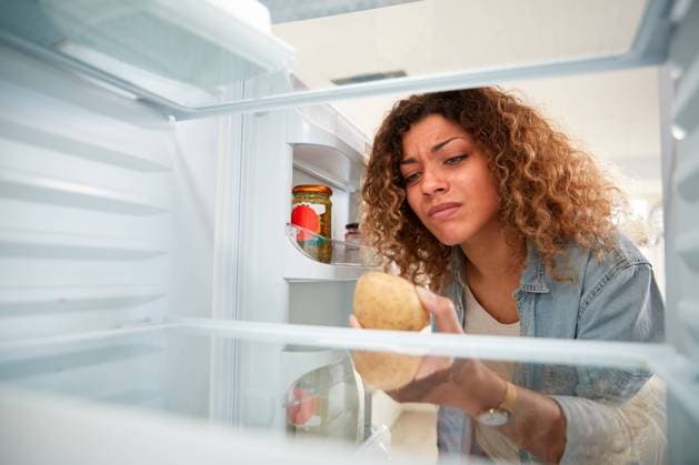 IMAGO Creative: Gesellschaft, Armut leer,unglücklich,kühlschrank,traurig,unglück,kühlschränke *** empty,unhappy,refrigerator,empties,unhappies,fridge,refrigerators mmq-zca ,model released, Symbolfoto