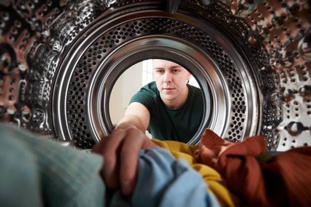 IMAGO Creative: Frühjahrsputz hausarbeit,buntwäsche,haushalt *** house work,laundry,houseworks,laundries mmq-zd9 ,model released, Symbolfoto