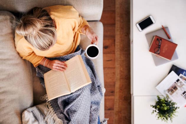 zuhause,gemütlich,lesen,häusliches leben,zu hause,angenehm,behaglich,behaglichkeit,gemütlichkeit,wohlig *** home,comfortable,reading,homes,cosy,read,reading a book,reading something,to read mmq-zdn ,model released, Symbolfoto