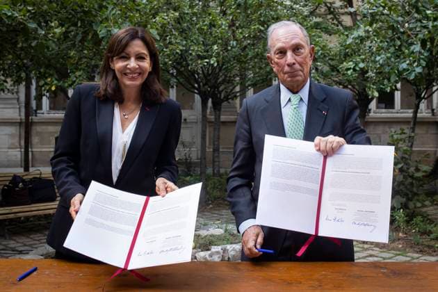 News Bilder des Tages Entertainment Bilder des Tages Paris, Anne Hidalgo empfängt Michael Bloomberg Paris, France, September 17, 2021 - Former New York mayor Michael Bloomberg (R) and Mayor of Paris and Presidential candidate Anne Hidalgo (L) meet to sign a partnership agreement to fight pollution.  Copyright: xAlexisxSciardx