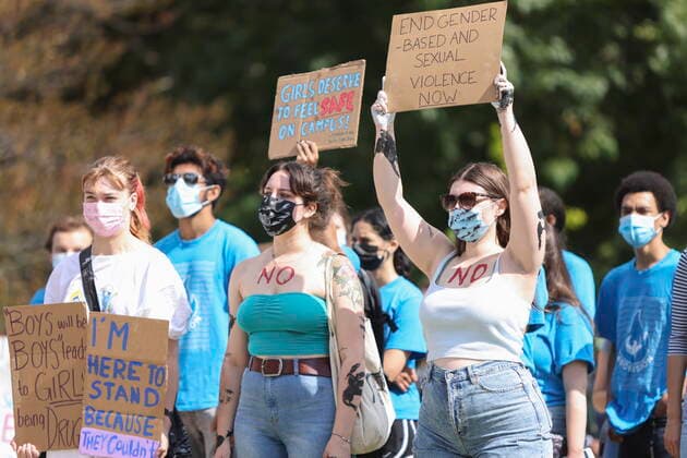 Kanada, Proteste gegen sexuelle Gewalt gegen Frauen an der Western University, London September 17, 2021, London, on, Canada: Western University students march during a walkout in support of sexual assault survivors, in London, Ont., Friday, Sept. 17, 2021. London Canada - ZUMAc35_ 20210917_zaf_c35_021 Copyright: xNicolexOsbornex