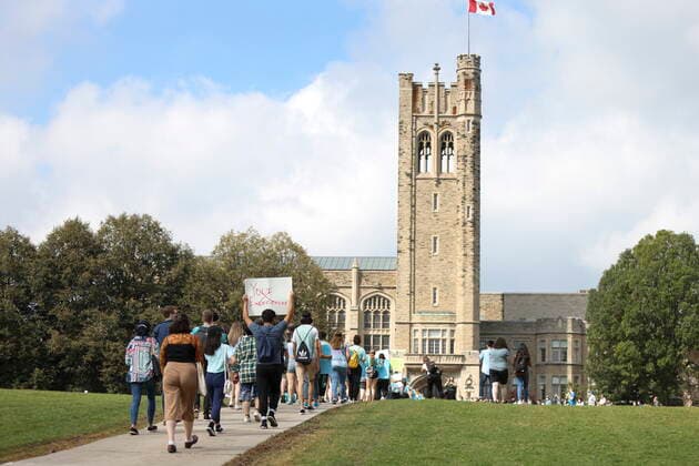 Kanada, Proteste gegen sexuelle Gewalt gegen Frauen an der Western University, London September 17, 2021, London, on, Canada: Western University students march during a walkout in support of sexual assault survivors, in London, Ont., Friday, Sept. 17, 2021. London Canada - ZUMAc35_ 20210917_zaf_c35_033 Copyright: xNicolexOsbornex