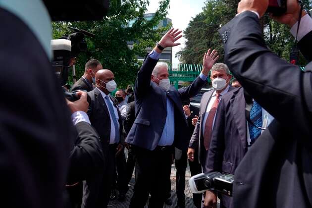 Mexiko, Kubas Präsident Miguel Diaz-Canel zu Gast in Mexiko-Stadt Cuban President Miguel Diaz-Canel greets supporters outside the Cuban Embassy in Mexico City, Mexico, 17 September 2021. Cuban opponents on Friday faced Mexicans who showed their support for Cuban President Miguel Diaz-Canel in front of the Cuban Embassy in Mexico City, where he went in a heated environment due to the support of Mexican President Andres Manuel Lopez Obrador for his regime. Clashes in Mexico due to the arrival of Cuban President Diaz-Canel !ACHTUNG: NUR REDAKTIONELLE NUTZUNG!  Copyright: xSashenkaxGutierrezx MEX1779 20210917-42605d03ad56074b8cc53af64e350af05d862cec