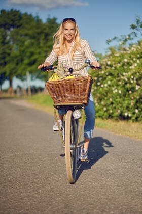 einkaufen,radfahren,fahrradkorb,einkauf,kauf,kaufen,shoppen,shopping,fahrradfahren,fahrradfahrer,radeln,radfahrer,fahrradkörbe *** shopping,cycling,biÂ cycle basket,biÂ cycle baskets p4f-ivt ,model released, Symbolfoto