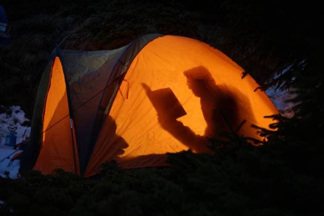 schatten,lesen,zelt,camping,schattenwurf,schattig,zelte,campen,lagern,zelten *** shadow,reading,tent,camping,shadows,read,reading a book,reading something,to read,tents,camp,camper pr8-lqo ,model released, Symbolfoto