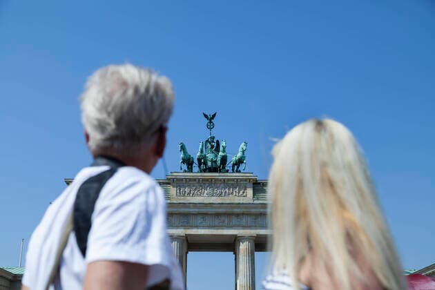 IMAGO Creative: Welttourismustag am 27. September brandenburger tor,touristen,tourist *** brandenburg gate,tourists,brandenburg gates,tourist rvf-geo ,model released, Symbolfoto