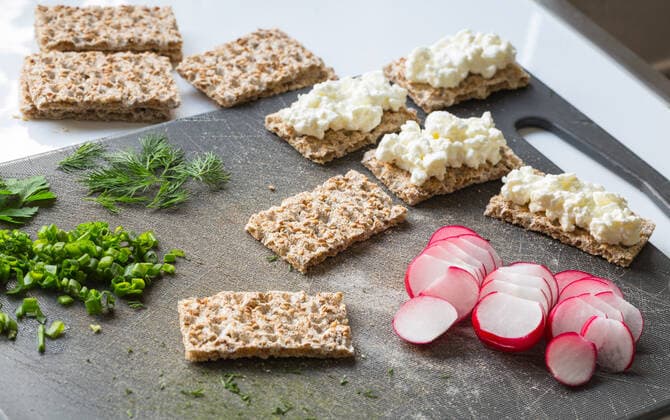 IMAGO Creative, Sommer, Food, Radieschen vorbereitung,fingerfood,präparation,präparieren,vorbereiten,vorbereitungen,finger food,häppchen,snack,snacks *** preparation,finger food,preparations,finger foods sj8-gl7