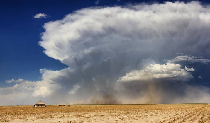 IMAGO Nature: Unsere Erde, Klimawandel, Wirbelstürme Powerful supercell with strong rear flank downdraft wrapping from left to right in this image kicks up dust and gustnadoes near abandoned farmhouse, Sheridan Lake, Colorado, USA, 13.08.2014, Copyright: xJasonxPersoffxStormdoctorx gray color,copy space,abandonment,chaos,danger,ominous,threat,power concept,awe,nature,dust,united states of america,colorado,outdoors,rural,field landscape,day,environmental issue,global warming,nobody,science,travel,weather,cloud,sky,storm,cloudscape,force,thunderstorm,wrap,rotating,scale,beauty in nature,forecasting,atmosphere,storm cloud,horizon over land,dramatic sky,farm building,vastness,supercell,gustnado,August 2014 Release,sheridan lake,buildings,climate,Spinning,Amazement,Awe,Chaos,Danger,Mood,Ominous Ref:IS09AK3MP