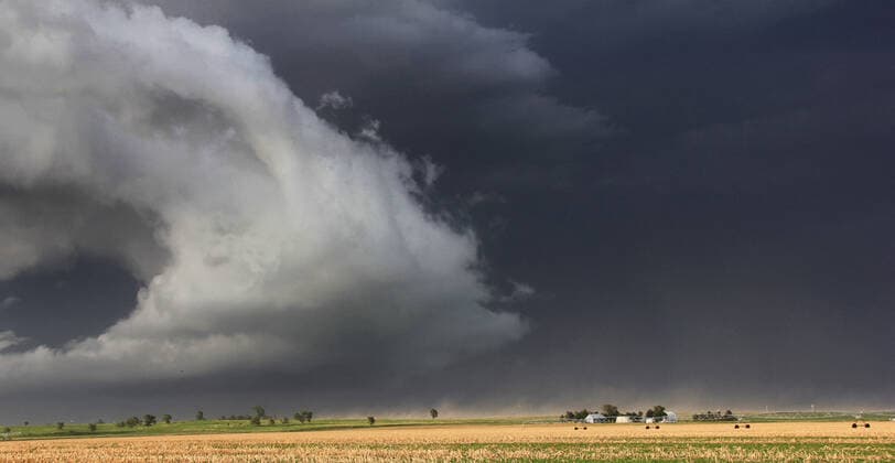 A dramatic gust front sweeps down over the crops of this farm, kicking up dust and intense winds, Lexington, Nebraska, USA, 13.08.2014, Copyright: xJasonxPersoffxStormdoctorx gray color,copy space,chaos,danger,ominous,threat,intensity,awe,nature,dust,united states of america,nebraska,lexington,outdoors,farm,rural,field landscape,day,darkness,environmental issue,global warming,nobody,science,travel,weather,cloud,sky,storm,wind,cloudscape,thunderstorm,rotating,scale,menacing,beauty in nature,forecasting,atmosphere,storm cloud,horizon over land,dramatic sky,vastness,crop,supercell,August 2014 Release,climate,Spinning,Amazement,Awe,Chaos,Danger,Intensity,Mood,Ominous,Prediction,Scale ,Threat,No People,Colour Intensity,Dark,USA,Nebraska,Copy Ref:IS09AK3MW