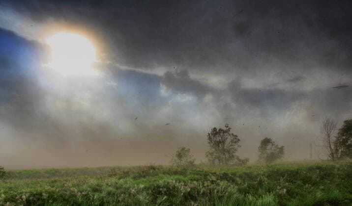 Intense outflow winds from this supercell sweep debris into the air. The sun peeks out behind the thunderstorm s anvil, Lexington, Nebraska, USA, 13.08.2014, Copyright: xJasonxPersoffxStormdoctorx gray color,copy space,danger,ominous,threat,awe,strength,nature,debris,united states of america,nebraska,lexington,outdoors,rural,field landscape,day,environmental issue,global warming,sunlight,nobody,science,travel,weather,cloud,sky,storm,wind,cloudscape,thunderstorm,scale,menacing,beauty in nature,forecasting,atmosphere,storm cloud,horizon over land,dramatic sky,vastness,supercell,anvil cloud,August 2014 Release,climate,Amazement,Awe,Danger,Mood,Ominous,Prediction,Scale ,Strength,Threat,Damaged,Ruined,No People,Garbage,USA,Nebraska,Copy Spac Ref:IS09AK3MX