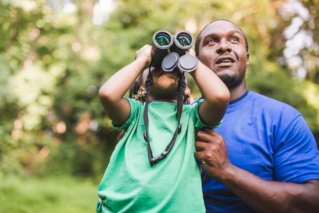 IMAGO Creative: Klimawandel - Umwelterziehung Young father and daughter bird watching in eco forest camp, 01.09.2014, Copyright: xChadxSpringerx, model released, wearing,learning,holding,camping,birdwatching,looking through an object,looking up,watching,using,copy space,front view,head and shoulders,childhood,curiosity,discovery,responsibility,bonding,harmony,innocence,nurturing,sharing,togetherness,unity,well being,happiness,nature,binoculars,25 to 29 years,child,african american ethnicity,female,girl,male,man,young man,two people,outdoors,rural,forest,summer,day,casual clothing,t-shirt,education,environmental issue,environmental conservation,smiling,daughter,father,single parent,technology,lifestyle,leisure,5 to 6 years,family life,family with one child,observation,both male and f Ref:IS09AK901