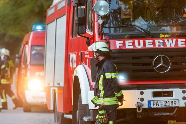 Feuerwehr und Notarzt, Symbolfotos feuerwehr,feuerwehrmann,feuerwehreinsatz,feuerwehrmänner,einsatz,einsätze,feuerwehreinsätze *** fire department,firefighter,fire fighting,fire departments,firefighters,fireman,firemen uhk-fwc EDITORIAL USE ONLY