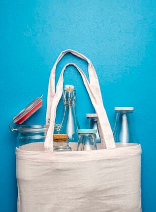 IMAGO Nature: Unsere Erde, Umweltverträgliche Herausforderungen des 21. Jahrhunderts, Recycling glasflasche,einkaufstasche,plastikfrei,flasche,flaschen,glasflaschen,einkaufsbeutel,einkaufskorb,einkaufstaschen,einkaufstüte,einkaufstüten,tasche,taschen *** glass bottle,shopping bag,glass bottles,glass ware,jean bag,jean bags,shopping bags zm6-gse